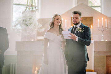 Naklejka premium Couple exchanging vows on their wedding day