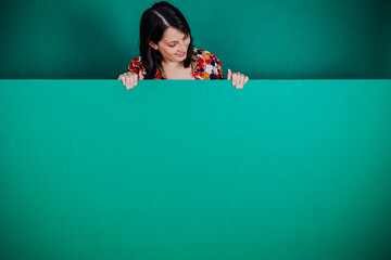 Femme regardant du contenu