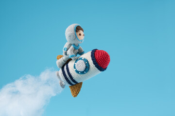 あみぐるみ人形　子供の宇宙飛行士イメージ © manbo-photo