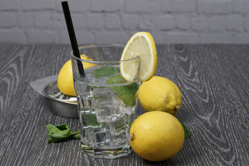 Bevanda con cannuccia limone e ghiaccio