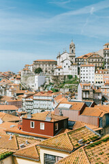 Fototapeta premium panorámica de los techos y la catedral de Oporto