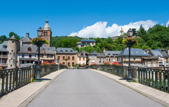 Pont sur le lot dans le village de Saint-Geniez-d'Olt en Aveyron, France