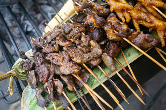 The anticucho is a type of skewer of Peruvian origin, which later became popular in South American countries with different variations. It consists of meat and other foods that are roasted on a skewer