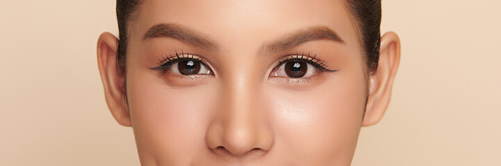 Naklejka premium close up of beauty asian woman eye on beige background.