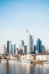skylines de la ciudad financiera de Frankfurt des el río