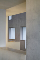 ventana cuadrada de hormigón con vistas a ventanas grises