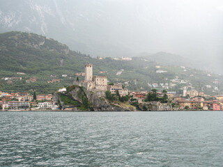 Fototapeta premium Malcesine, sul lago di Garda, nel tratto della regione Trentino Alto Adige.