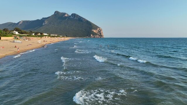 Le onde del mare e la spiaggia di Sabaudia, Italia.
Vista aerea della battigia e della montagna della Maga Circe