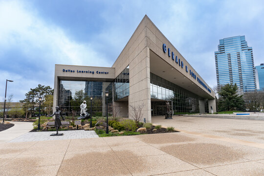 Grand Rapids, Michigan: Gerald R. Ford Presidential Museum. Exterior with statues of President Ford and First Lady Betty Ford. 
