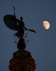 Catedral de Sevilla, giralda, con la luna detrás