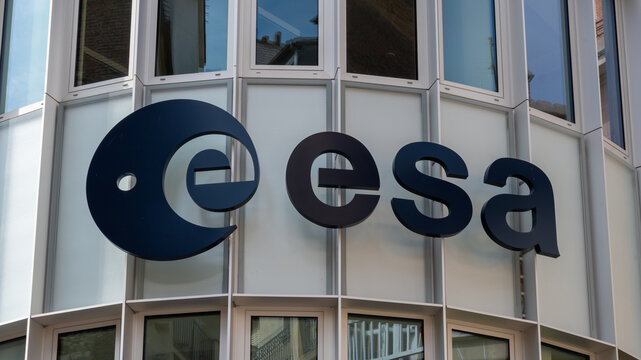 Paris, France - 4 juillet 2023: Enseigne et logo sur le siège social de l'Agence spatiale européenne (ESA), agence spatiale coordonnant les projets spatiaux menés en commun par 22 pays européens