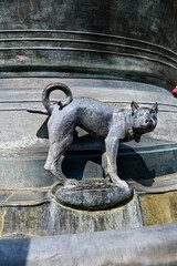 Fototapeta na wymiar Bronzestatue pinkelnder Hund am Faunenbrunnen in Magdeburg, Sachsen, Deutschland 10.04.2023 
