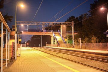 Dworzec kolejowy nocą