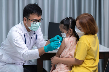 Parents bring their daughter to the doctor for influenza vaccination,The mother brought the child to the doctor at the clinic.