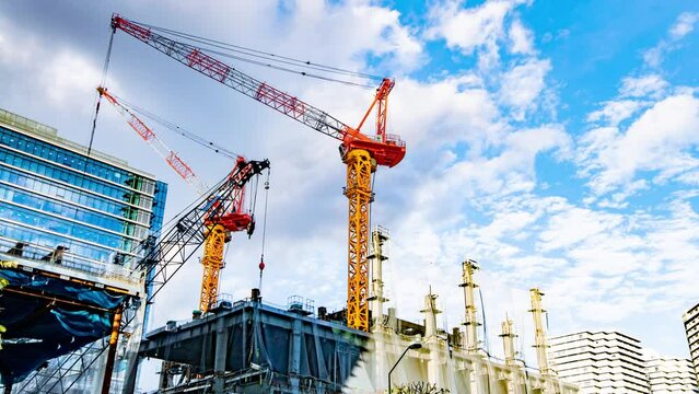 -4K Timelapse- 高層ビルを建設するタワークレーンと青空に浮かぶ雲