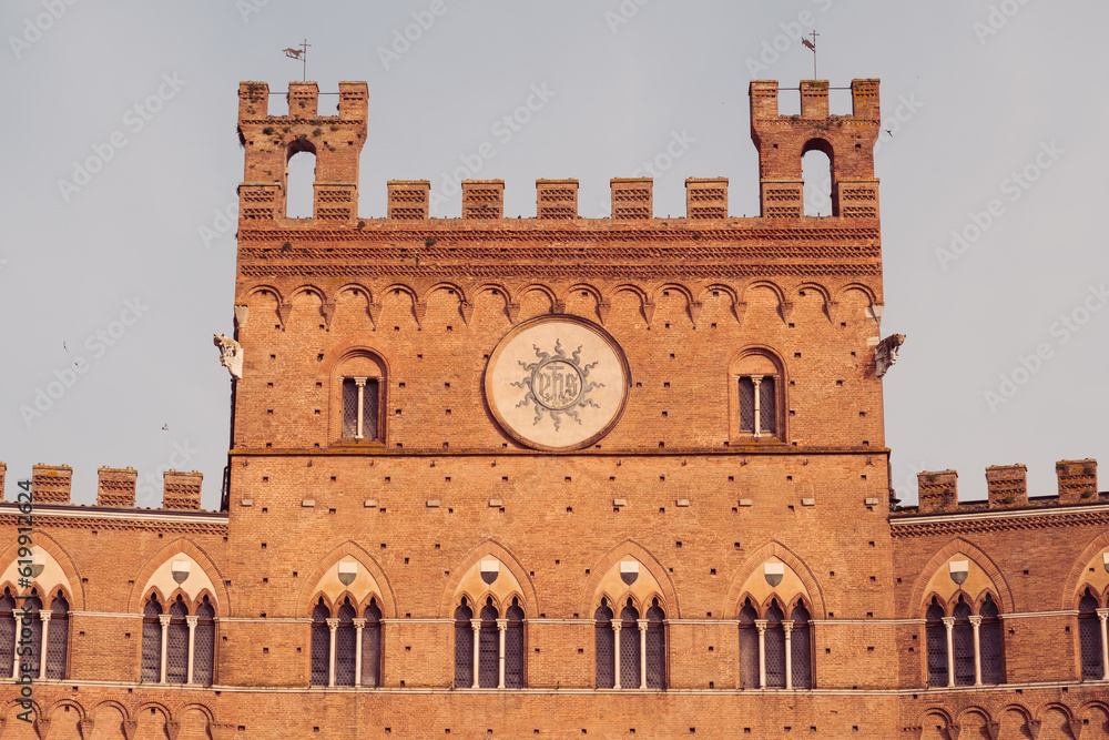 Poster The Palazzo Pubblico in Piazza del Campo, the central square of Siena, Tuscany, Italy.