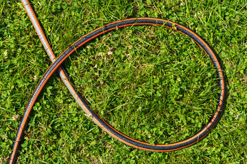 Gartenschlauch im Gras