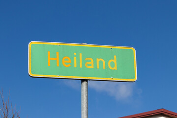 Verkehrszeichen kennzeichnet Weiler Heiland im Allgäu