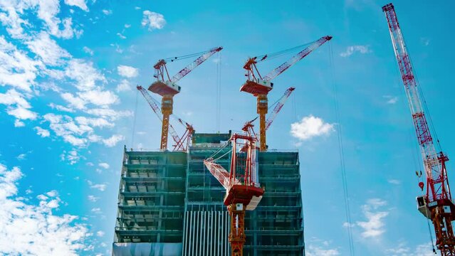 -4K Timelapse- 建設中の高層ビルにそびえるクレーンと青空に浮かぶ雲[Zoom In]