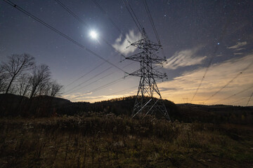 vue sur un pylône électrique en métal avec plusieurs lignes suspendues dans la nature lors d'une...