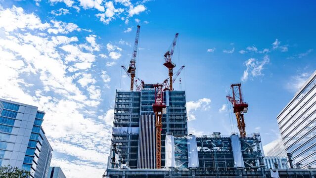 -4K Timelapse- 建設中の高層ビルにそびえるクレーンと青空に浮かぶ雲