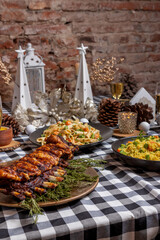Mesa navideña, con comida típica criolla 