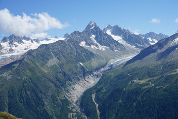 Vistas de las montañas de la Ruta al Lago le Blanc en Chamonix, Mont Blanc, Francia