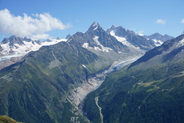 Fototapeta premium Vistas de las montañas de la Ruta al Lago le Blanc en Chamonix, Mont Blanc, Francia