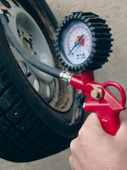 Hand holding machine Inflated pressure gauge for car tyre pressure measurement for automobile...