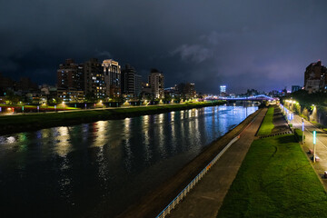 Fototapeta premium 台湾 台北市松山区 レインボー橋から見る夜の基隆河