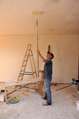 pintor trabalhador em obra fazendo pintura 