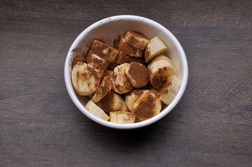 tigela de banana com canela, refeição da manhã, alimentação saúdavel e natural 