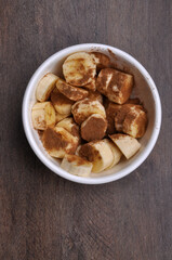 tigela sáudavel com banana e canela 