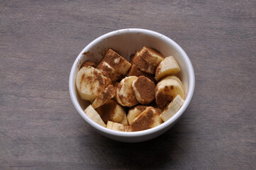 tigela sáudavel com banana e canela 