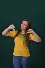 jovem brasileira fazendo sinal para baixo, sinal de resultados negativos 