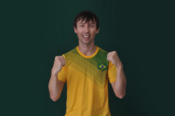 cidadão torcedor brasileiro comemorando vitória do brasil , atitude positiva e alegre  © Alexandre