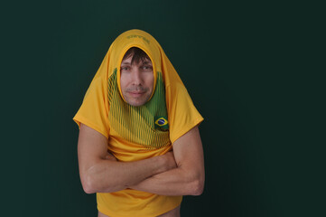 torcedor do brasil com camisa na cabeça 