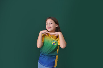 menina brasileira apontando para anúncio ou promoção. torcedora entusiasmada com jogo da...