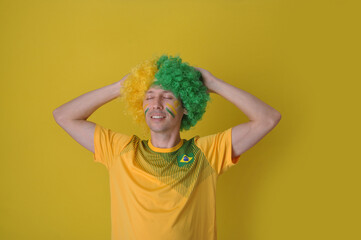 homem divertido brasileiro torcedor do brasil, copa do mundo de futebol 