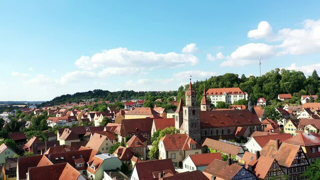 Drohnenvideo, Luftbild von Feuchtwangen mit Blick auf das historische Zentrum der Altstadt. Feuchtwangen, Franken, Bayern, Deutschland.