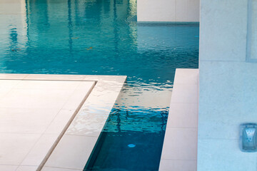 Obraz premium Beautiful high-end custom swimming pool overlooking a golf course with an infinity edge pool feature.