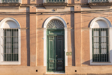 puerta y fachada de la casa de un pueblo