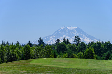 Fototapeta premium Scenic tee box on a public golf course, Mount Rainier in the background, recreation on a sunny summer day 