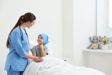 Obraz premium Childhood cancer. Doctor and little patient in hospital