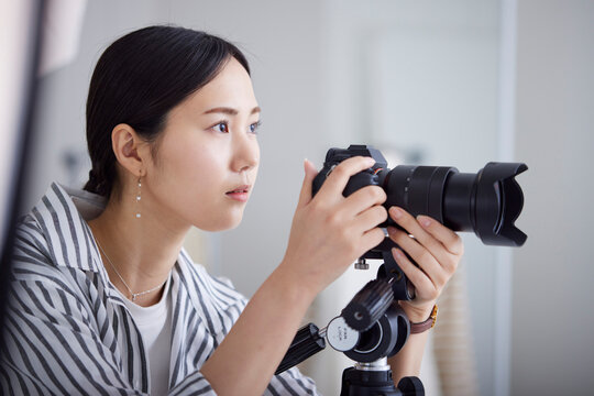 ファッション写真撮影を行う20代の日本人女性カメラマン