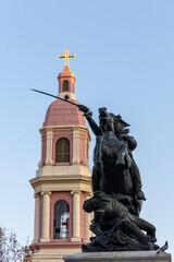 Fototapeta na wymiar Monumento e iglesia de Rancagua