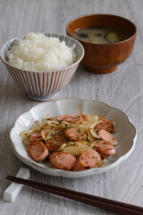 魚肉ソーセージと玉ねぎのマヨネーズ醤油炒め