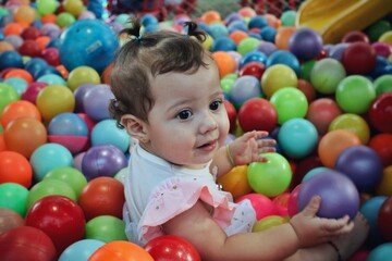 Fototapeta na wymiar Bebé en piscina de pelotas