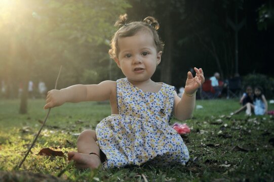Beb&eacute; hermosa con el sol de fondo 