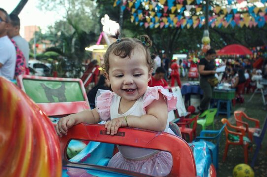 Beb&eacute; feliz en un carrito 